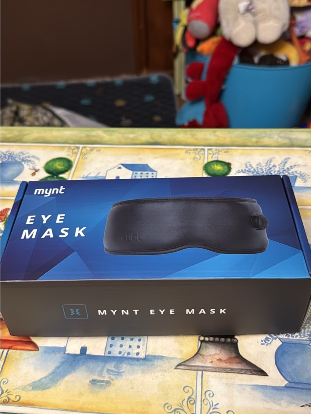 Black Eye Mask massaging